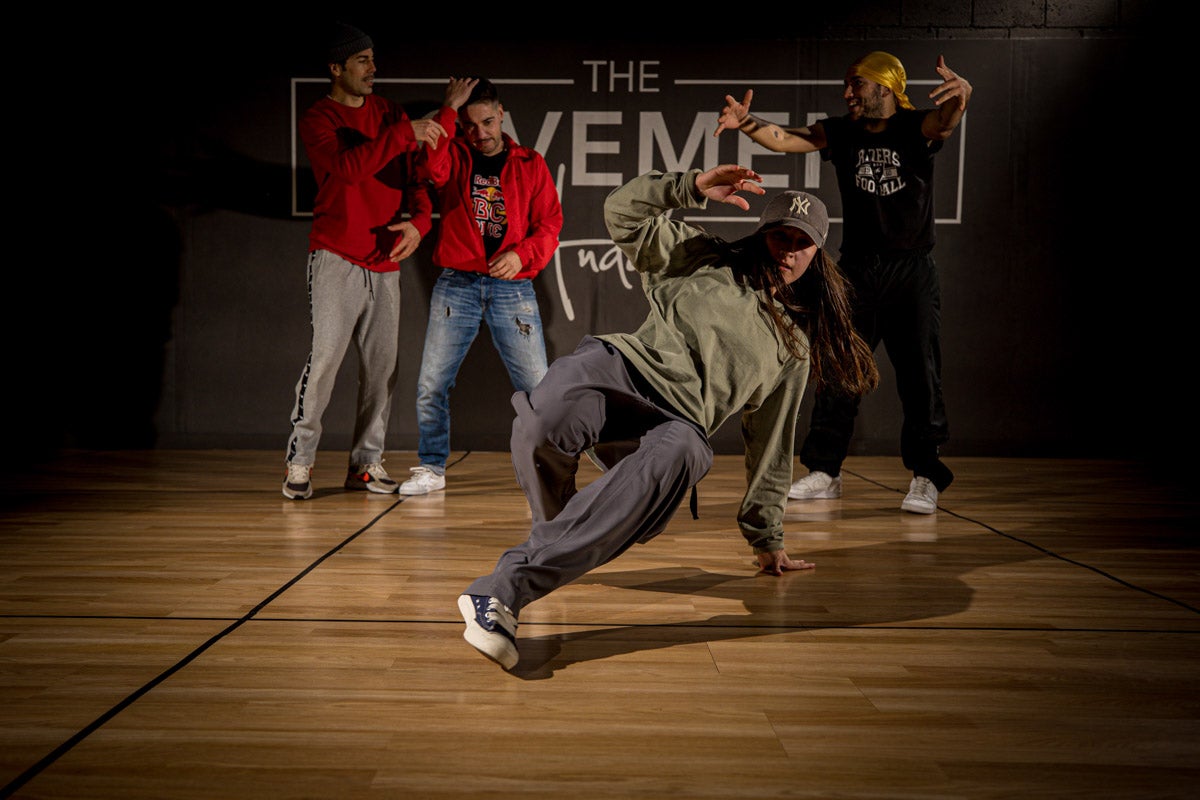 Practicantes granadinos de breakdance, en acción.