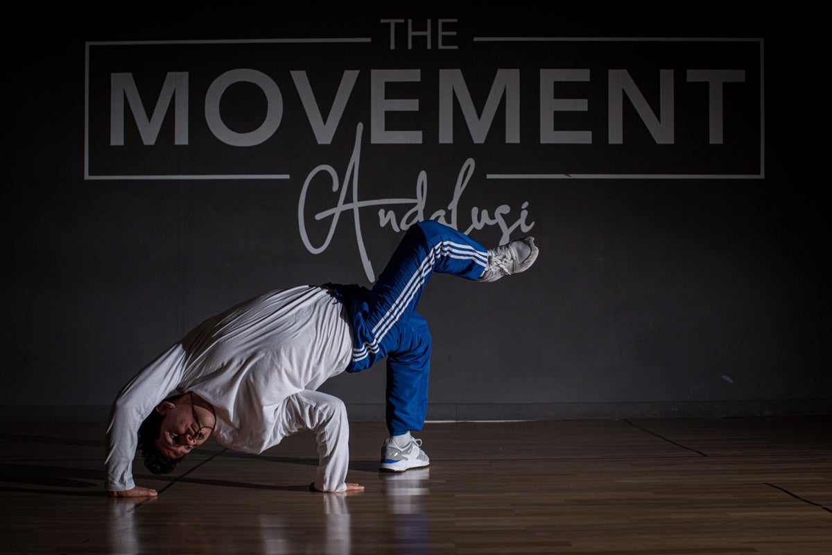 Practicantes granadinos de breakdance, en acción.