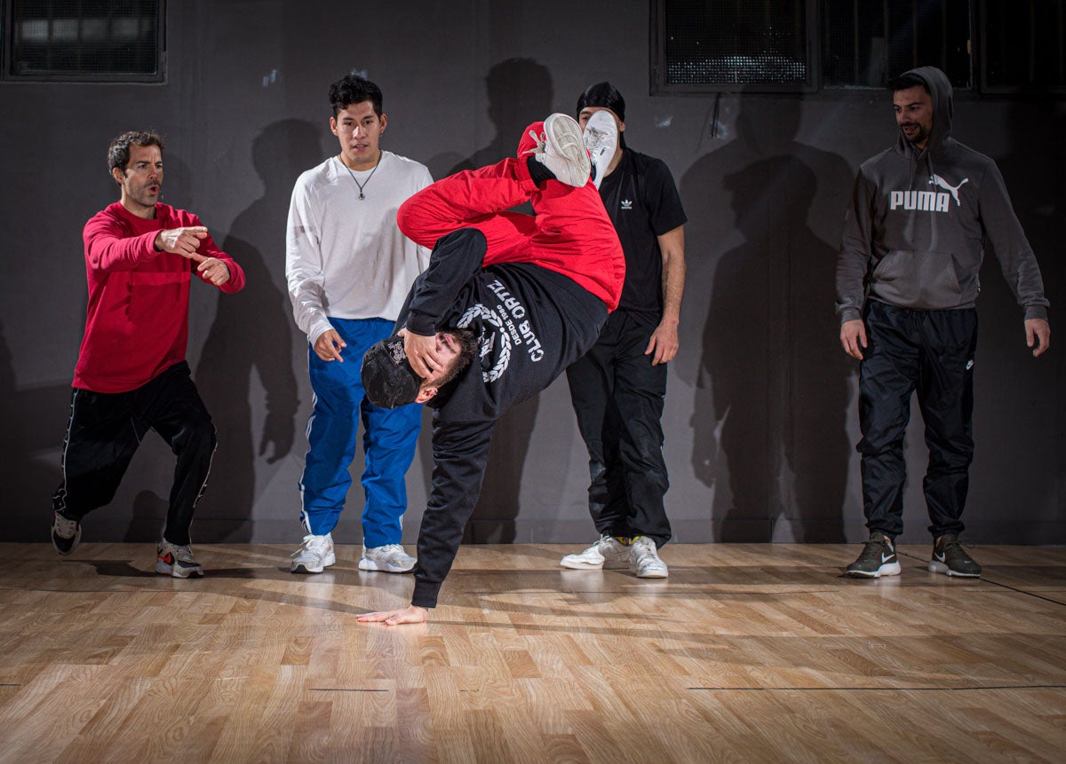 Practicantes granadinos de breakdance, en acción.