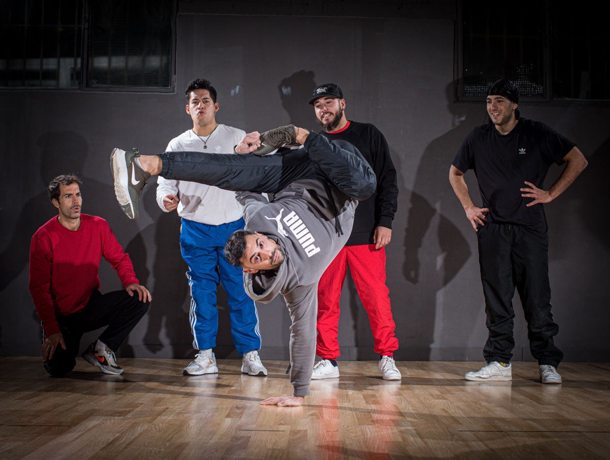 Practicantes granadinos de breakdance, en acción.