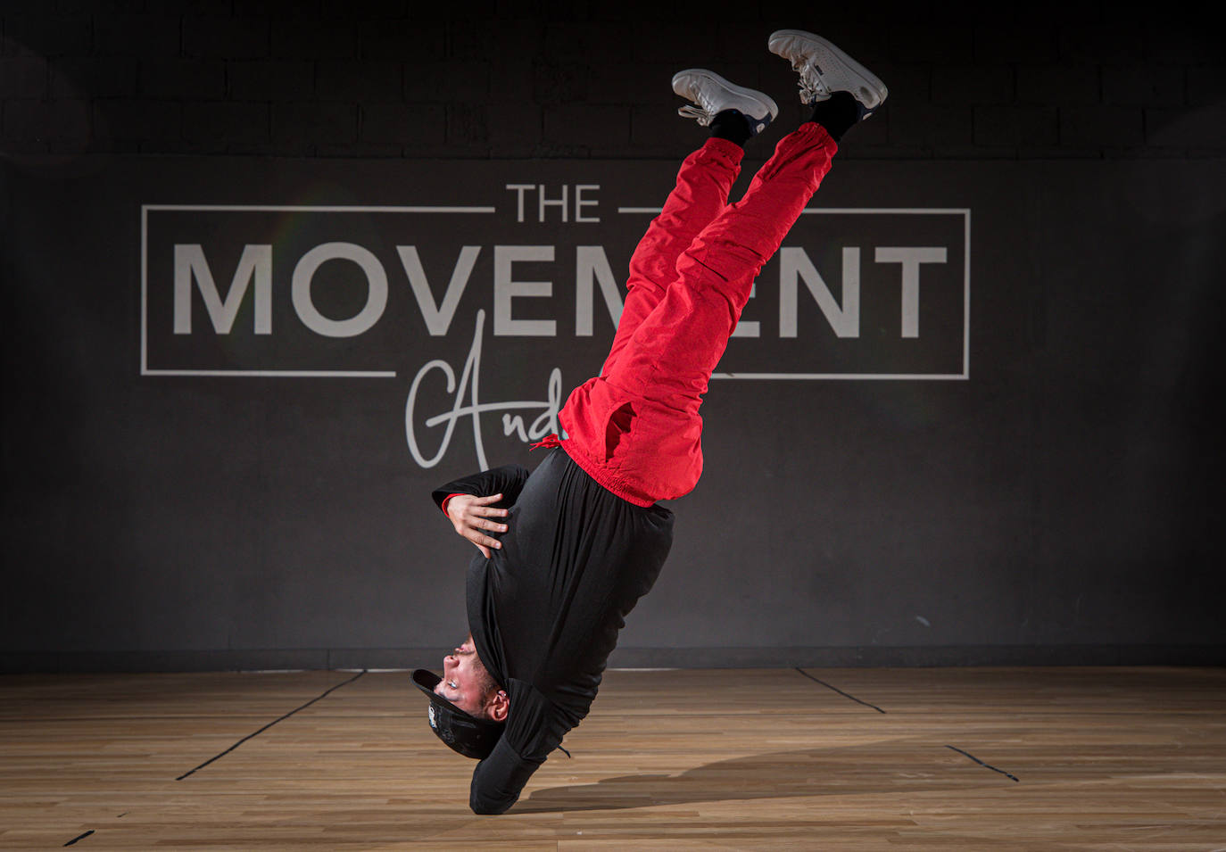 Un 'b-boy' apoya todo el peso de su cuerpo sobre el codo en el espacio 'The Movement'. 