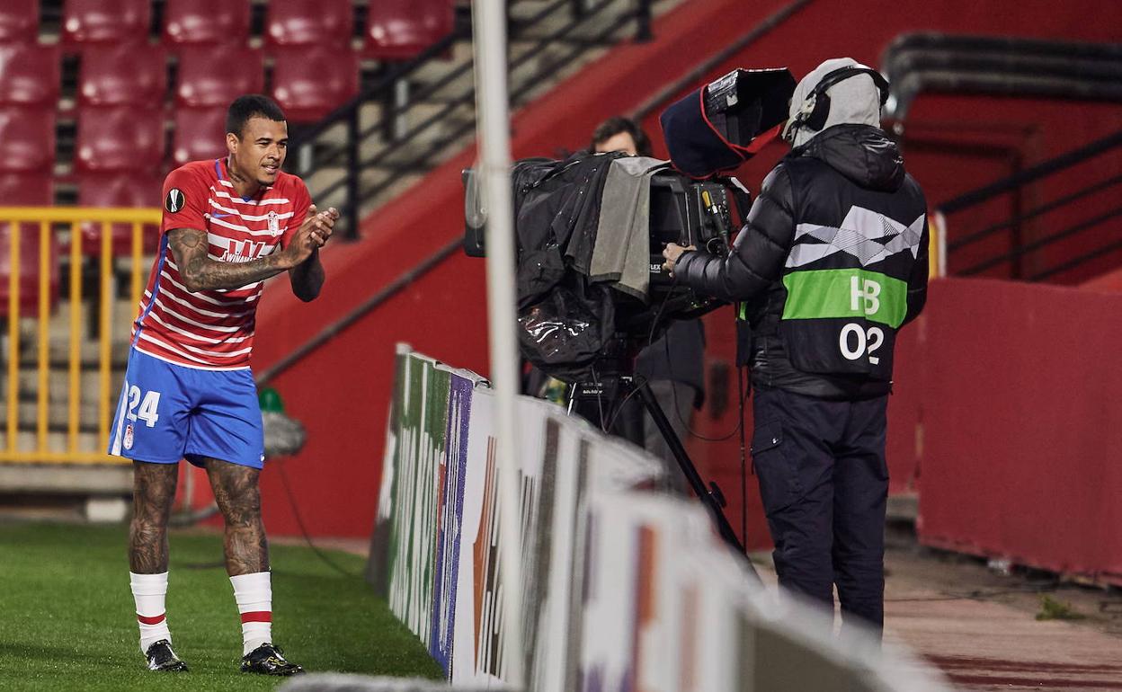 Robert Kenedy celebra su gol al Nápoles en Los Cármenes ante la cámara de televisión. 