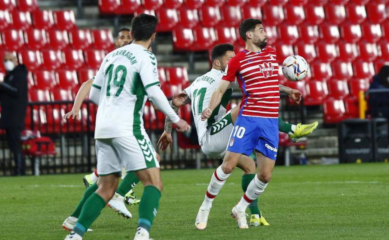Antonio Puertas trata de controlar un balón frente al Elche. 