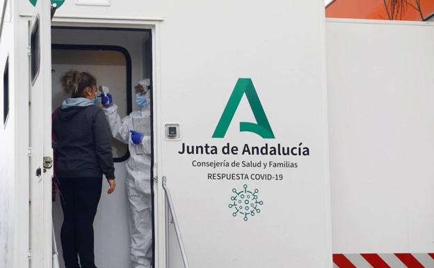 Andalucía registra la cifra de contagios más baja desde agosto con 355 casos