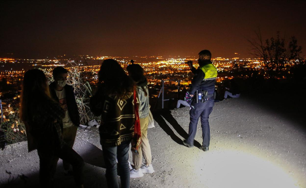 Gente de botellón en la zona de Albaicín-Sacromonte.
