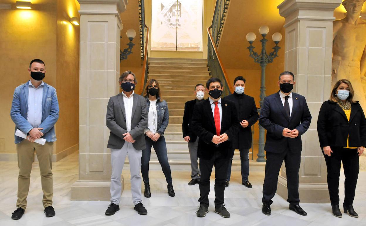 Francisco Reyes, junto al alcalde y ediles del Gobierno local y de los grupos del PSOE y Linares Primero. 