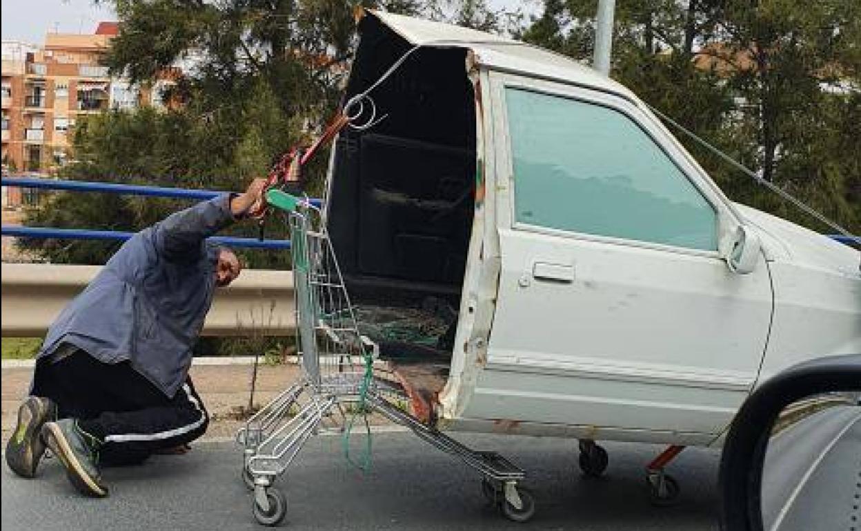 Andalucía | Un hombre circula por la carretera con medio coche en un carrito de la compra