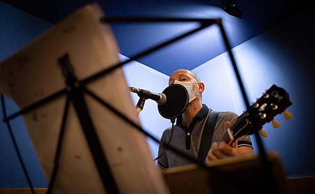 Nicolás Hernández-Carrillo ha grabado las pistas base incluso con la mascarilla. 