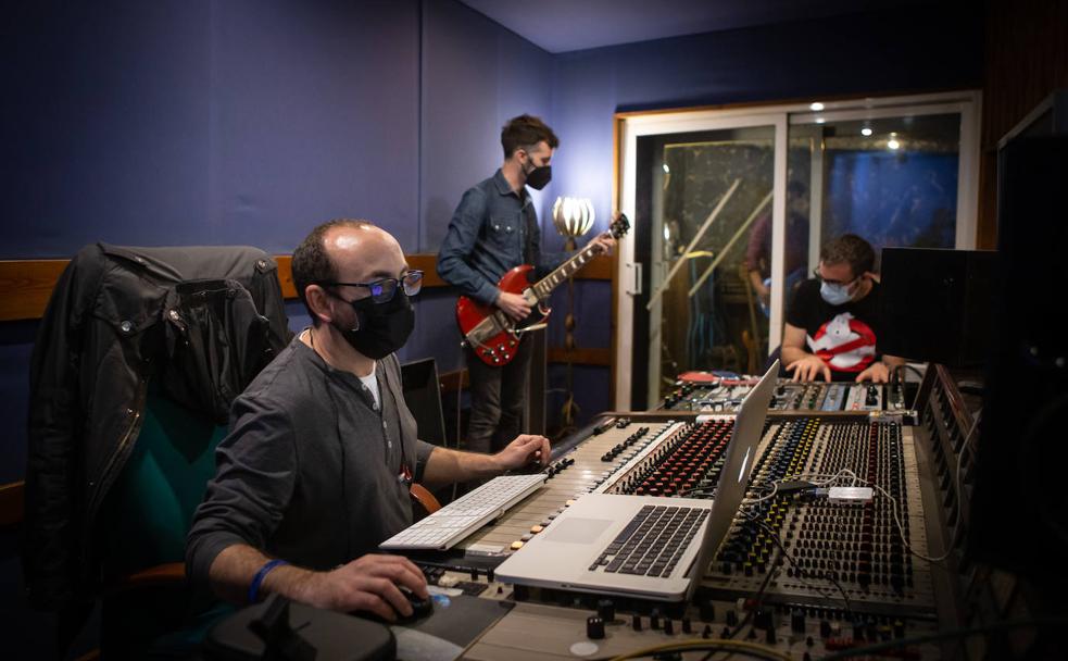 El Hombre Garabato graba su nuevo disco en el estudio de Producciones Peligrosas. 