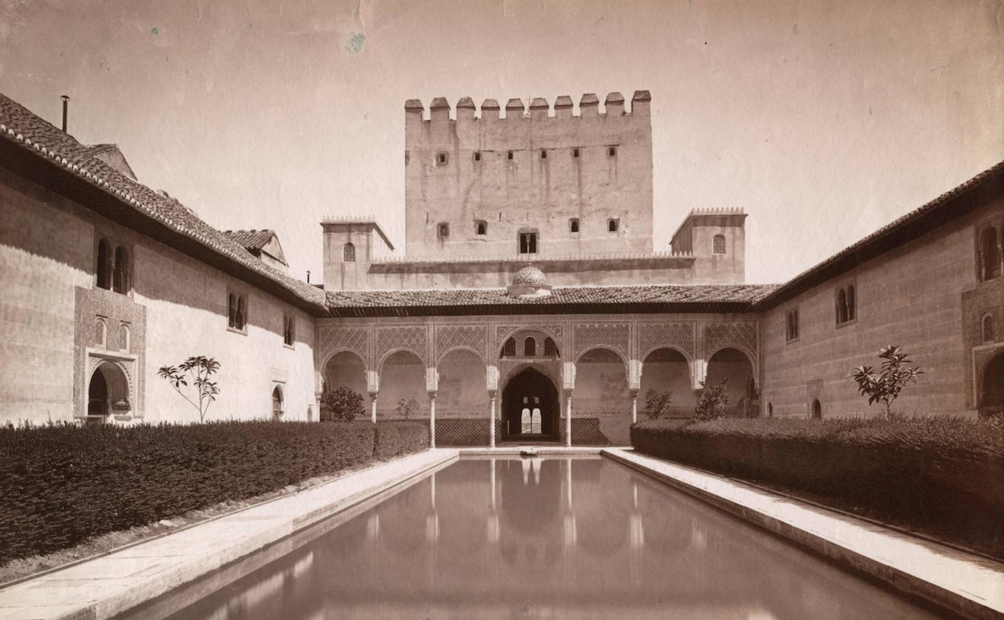 J. Laurent y Cía. Vista general del patio de los Arrayanes y de la torre de Comares. Museo Nacional de Artes Decorativas. 