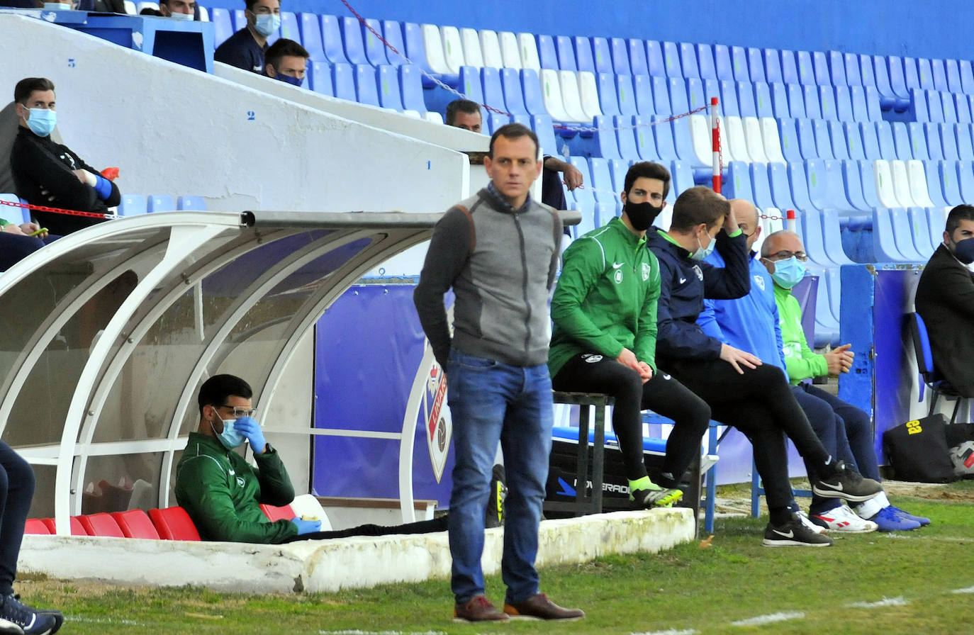 El técnico del Linares dirigiendo un partido desde el banquillo. 