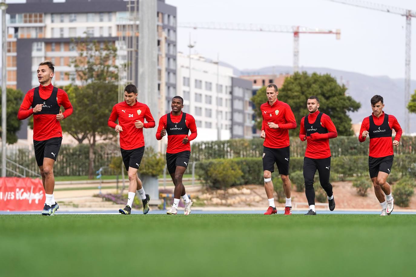 La UD Almería entrena para buscar esta noche la segunda plaza. 