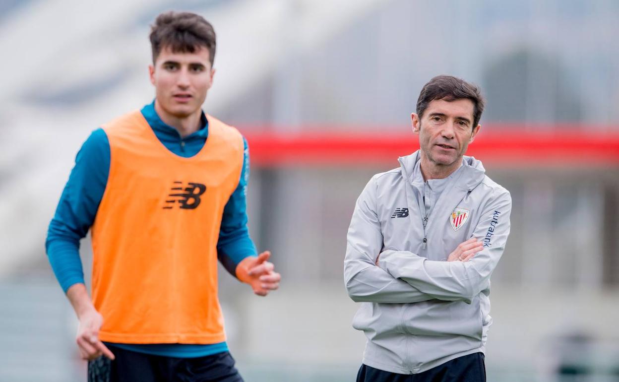 Marcelino dirige a sus jugadores en un entrenamiento. 