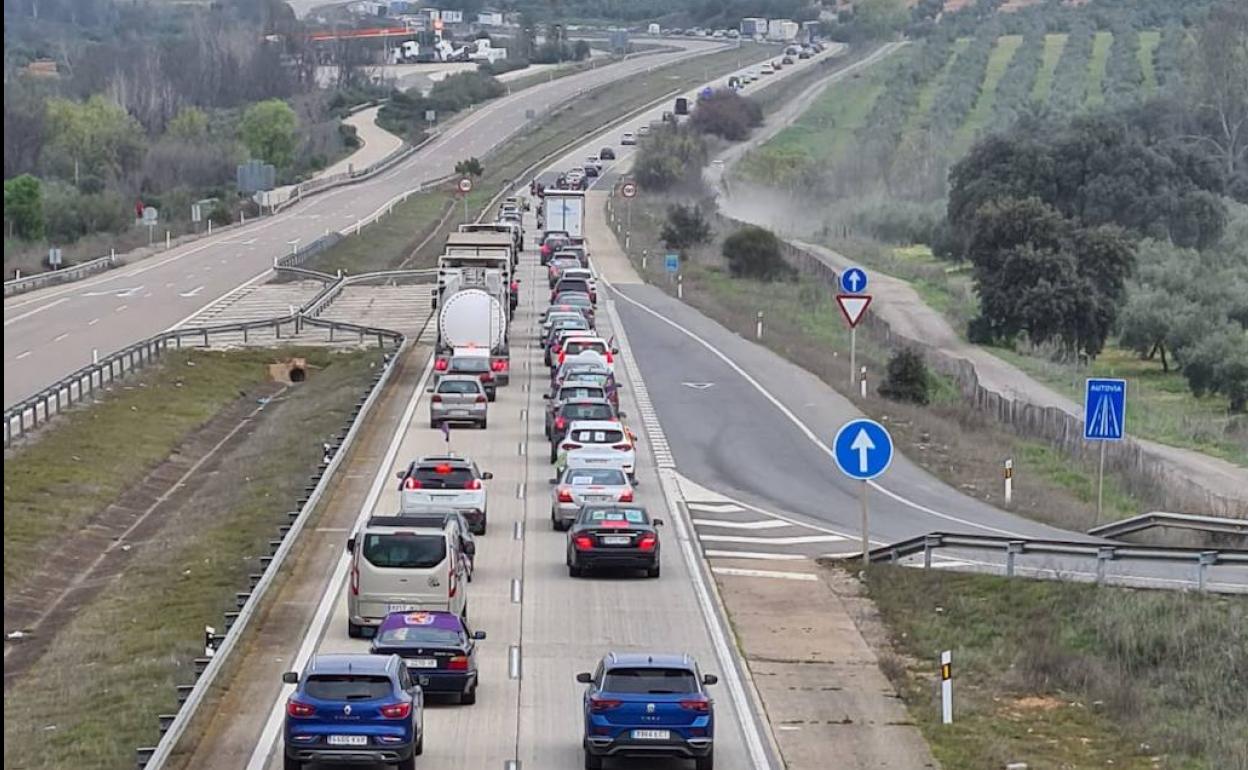 Retenciones en la A-4, antes de llegar al punto kilométrico 259 en Santa Elena. 