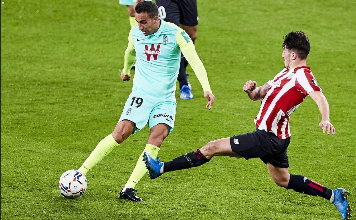 Ángel Montoro desplaza un balón en largo ante Vencedor. 