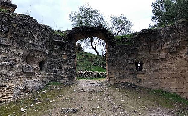 Imagen principal - Entrada y subida al castillo. 