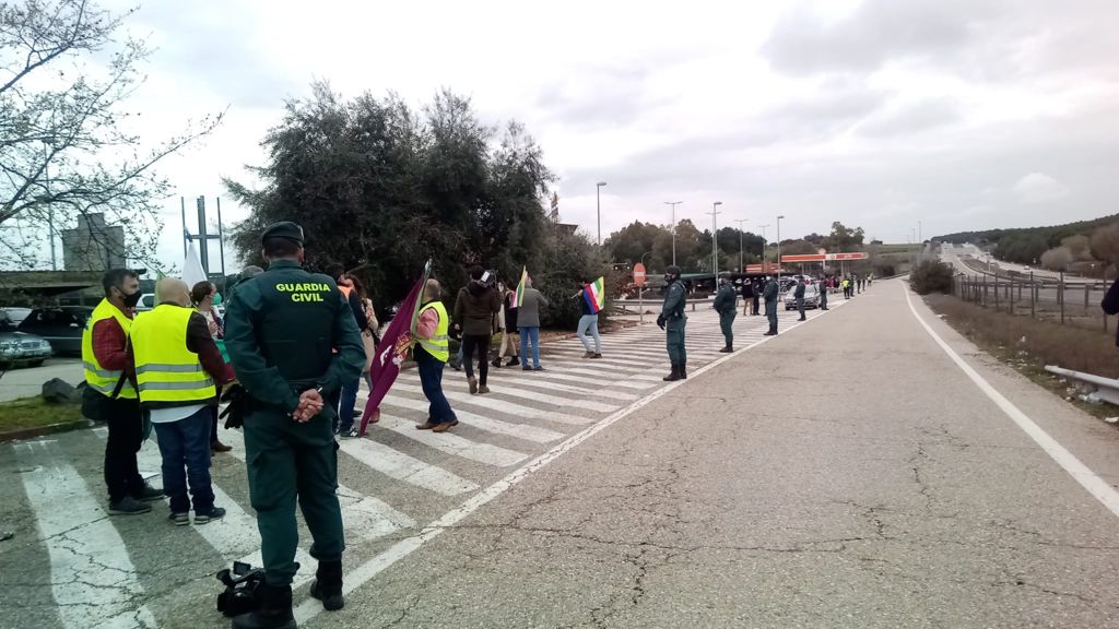 Las plataformas de la provincia convocantes expresan su malestar al no dejarles parar en Santa Elena, lo que habría cortado el tráfico en la A-4