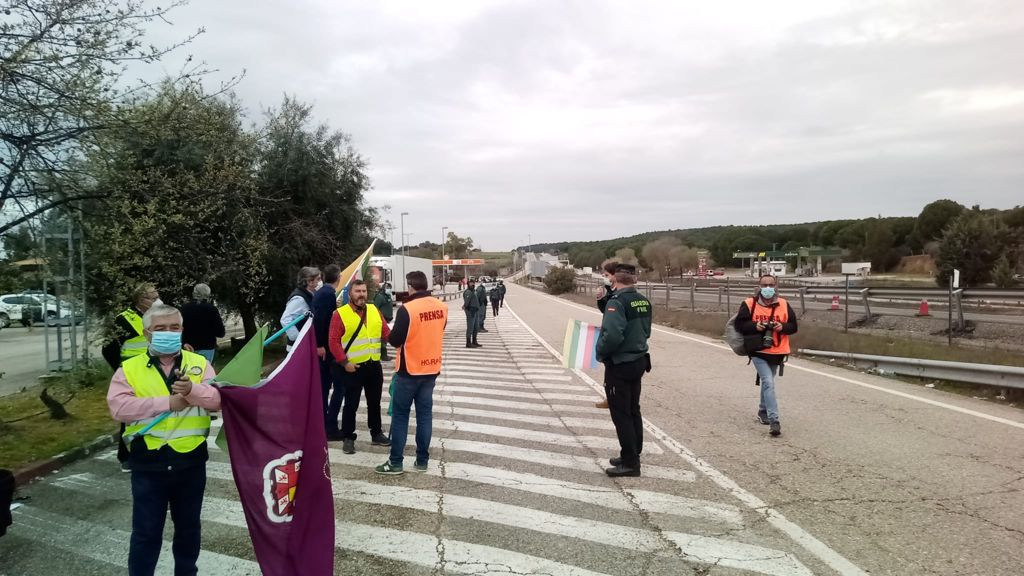 Las plataformas de la provincia convocantes expresan su malestar al no dejarles parar en Santa Elena, lo que habría cortado el tráfico en la A-4
