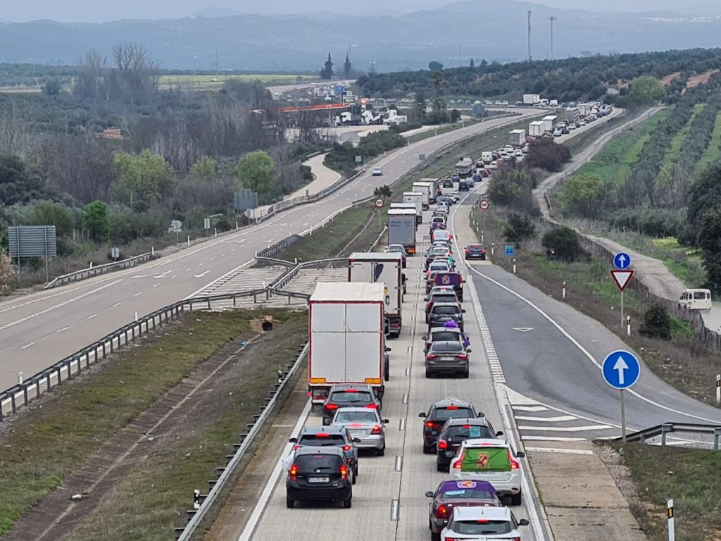 Las plataformas de la provincia convocantes expresan su malestar al no dejarles parar en Santa Elena, lo que habría cortado el tráfico en la A-4
