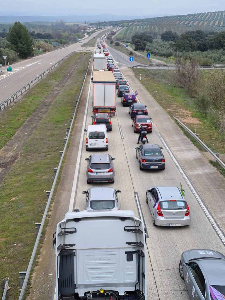 Las plataformas de la provincia convocantes expresan su malestar al no dejarles parar en Santa Elena, lo que habría cortado el tráfico en la A-4