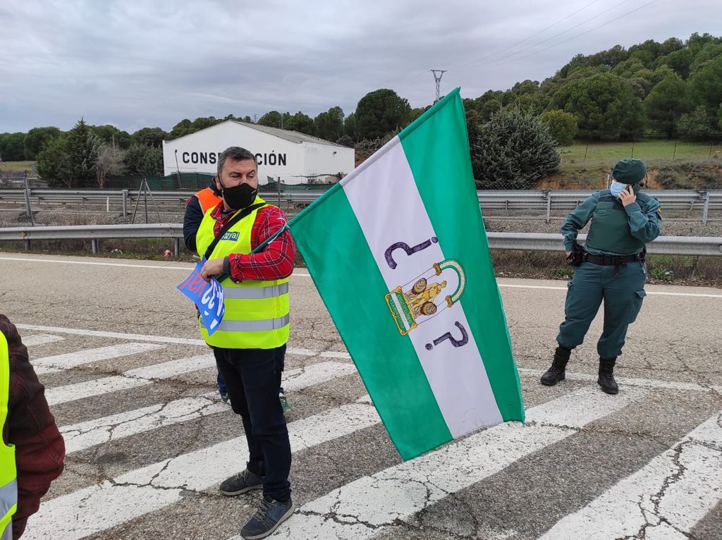 Las plataformas de la provincia convocantes expresan su malestar al no dejarles parar en Santa Elena, lo que habría cortado el tráfico en la A-4