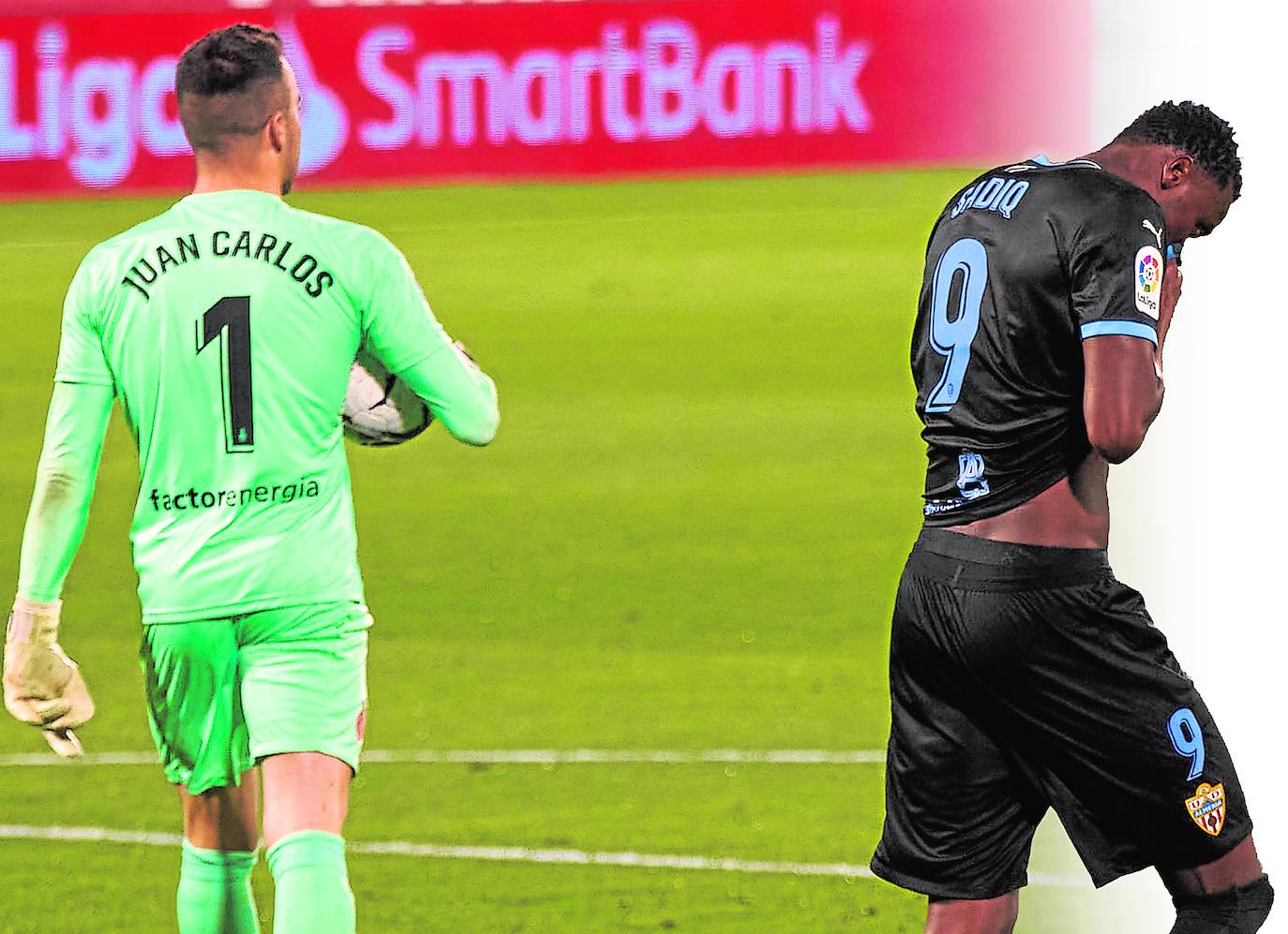 Sadiq se lamenta de una ocasión fallada, antes de marcar  nuevo gol. 