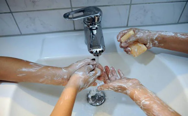 Expertos recomiendan el truco del vaso de agua para evitar contagios en el baño