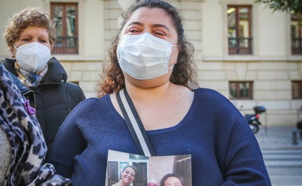 La madre de la víctima, Belinda Justo, muestra a la prensa fotos de ella, en Plaza Nueva, este lunes. 