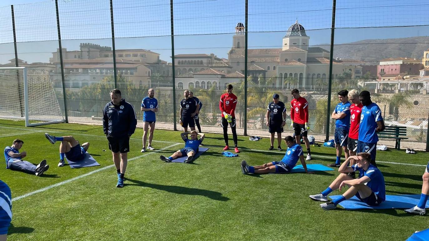 Estiramientos tras un entrenamiento del Molde en Benidorm. 