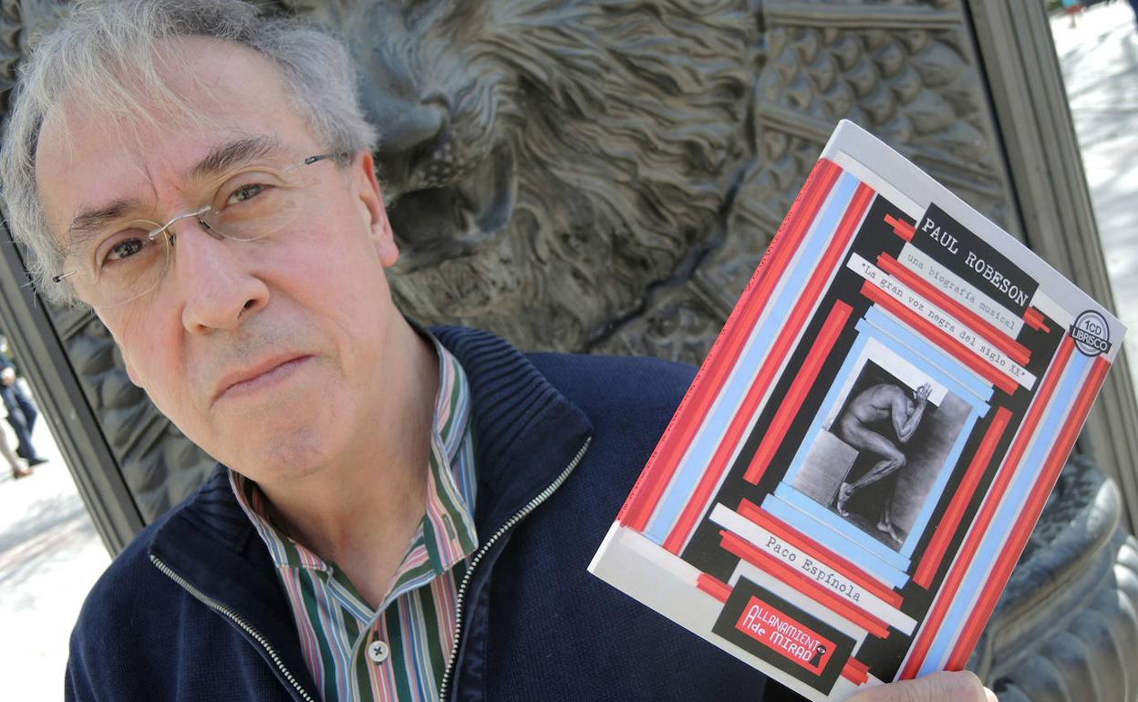 Paco Espínola, con un ejemplar de su libro.