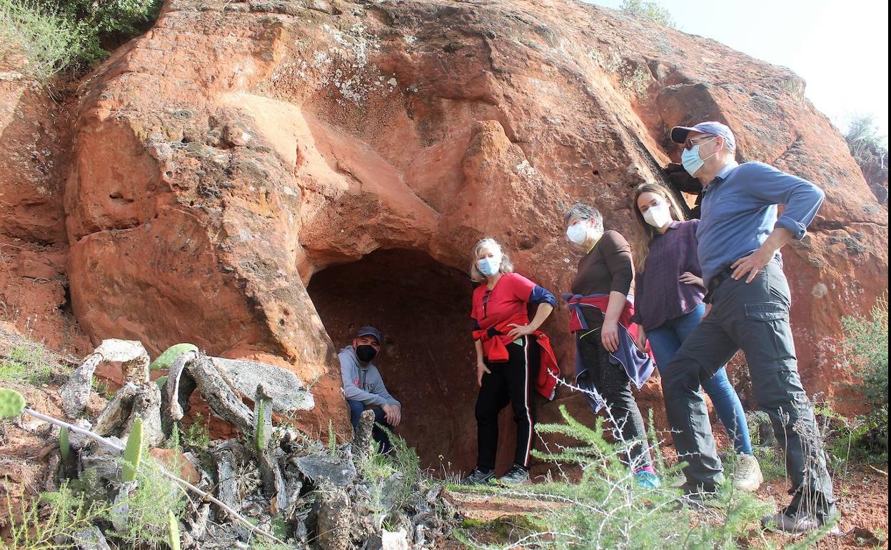 Senderistas por la Ruta del Mortero contemplando la Cueva del Piojo. 