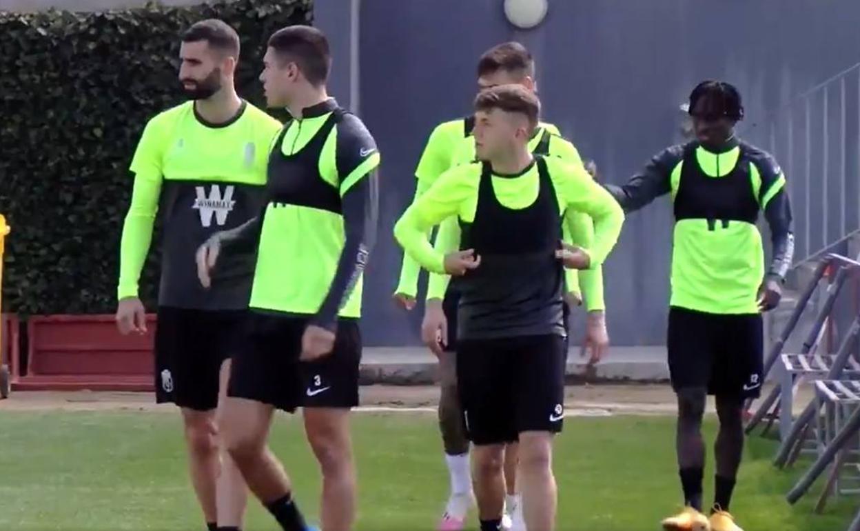 Maxime Gonalons, a la izquierda, junto al resto en el entrenamiento de este martes. 