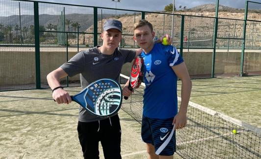 Durante la concentración también hay tiempo para jugar a pádel. 