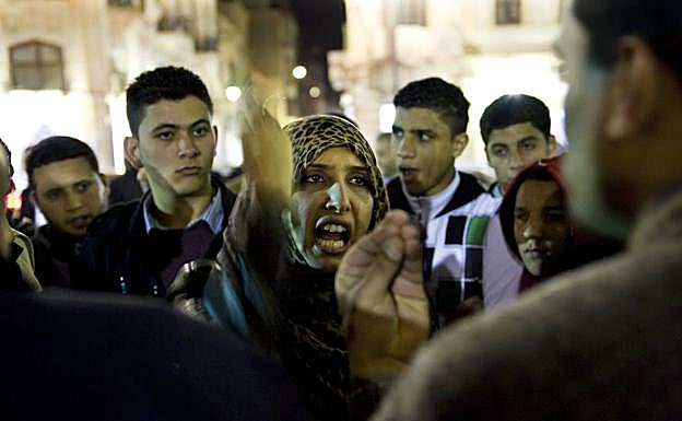 Imagen principal - Varias de las fotos de 'Mujeres en resistencia'. 