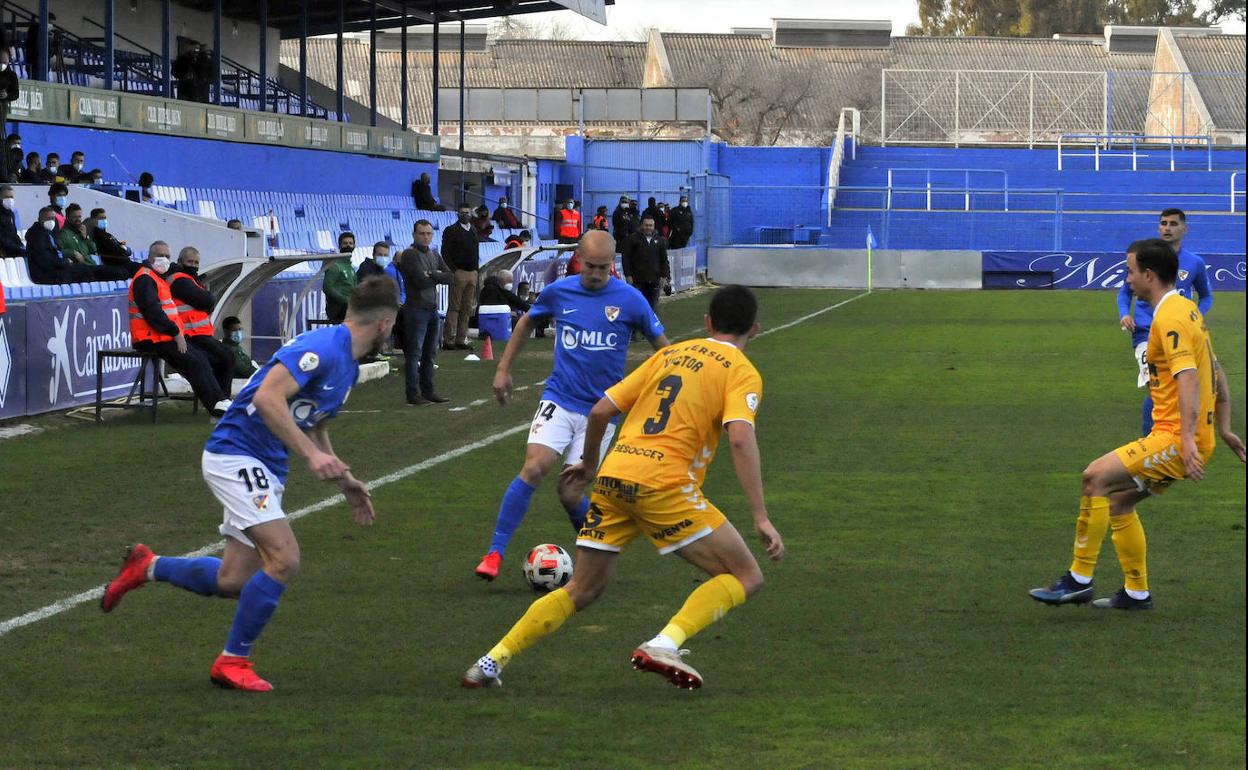 Perejón desmarcándose para recibir el pase de Toni García, con el balón en los pies. 