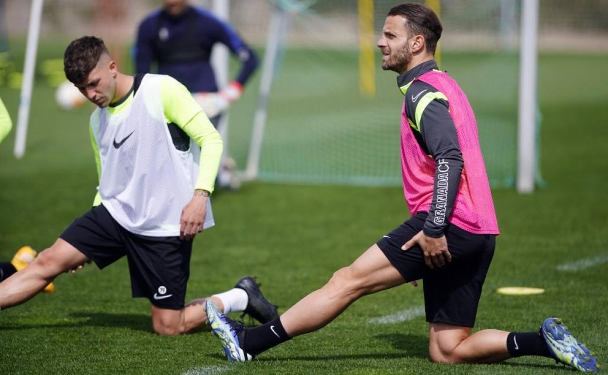 Roberto Soldado estira junto al canterano Antonio Aranda en un entrenamiento. 