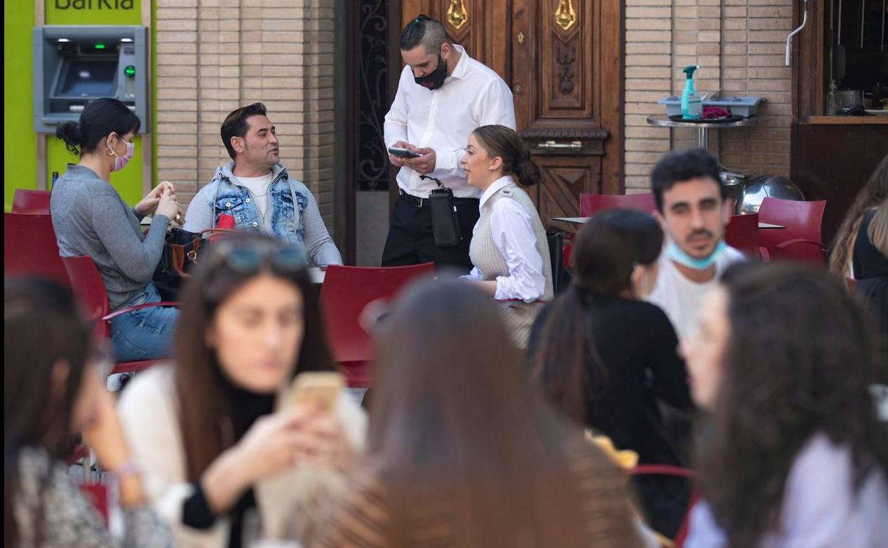 Terraza de un bar, que en la mayor parte de la provincia pueden abrir hasta las nueve y media de la noche. 