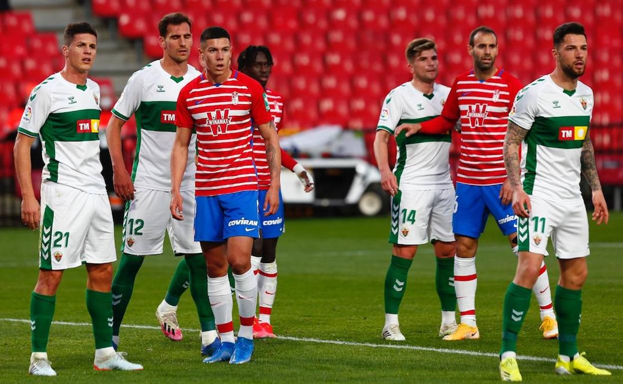Nehuén Pérez en un córner el partido ante el Elche. 