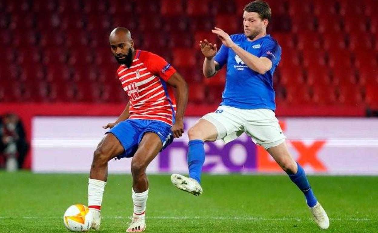 Foulquier juega un balón por la banda derecha. 