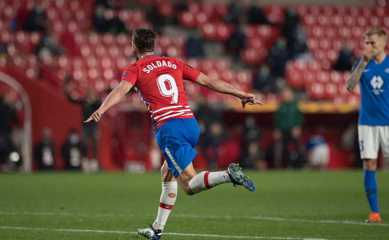 Roberto Soldado celebra el segundo gol. 