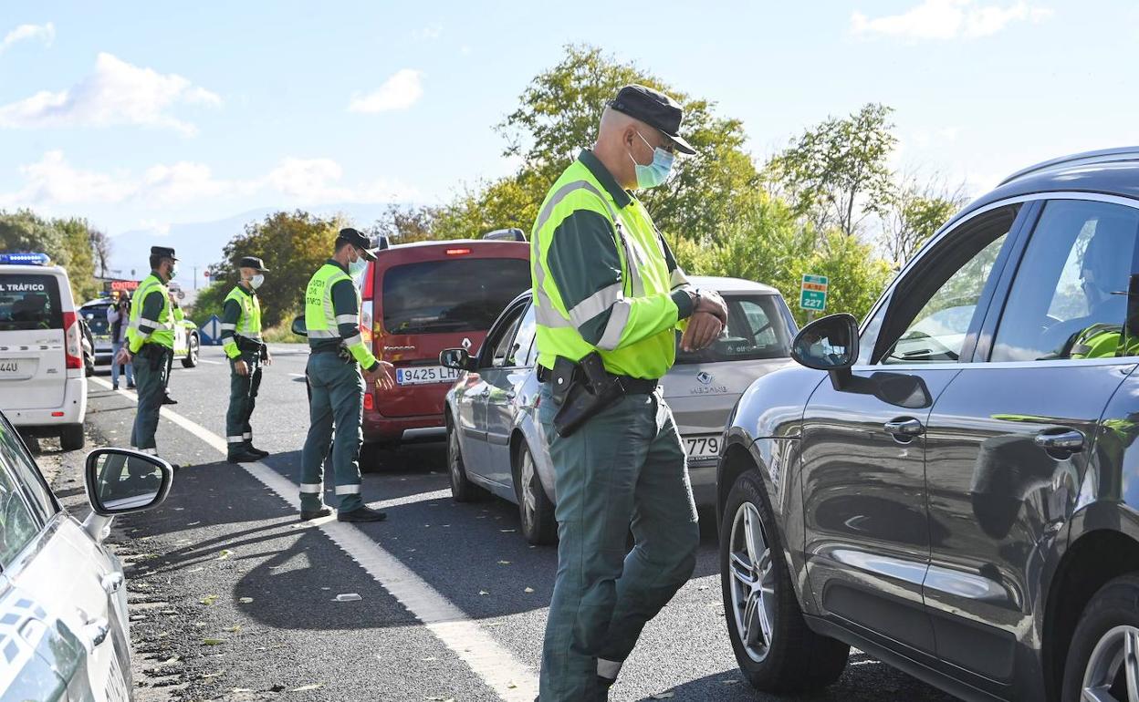 Se estrella contra una casa en Granada huyendo de la Guardia Civil por saltarse el toque de queda y acude al cuartel a denunciar el robo del coche