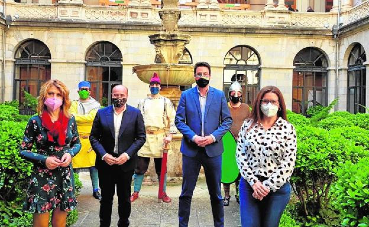 El diputado de Turismo (segundo a la der.) participó en la presentación.