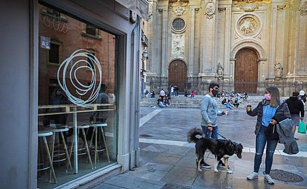 La escalinata de la Plaza de las Pasiegas estuvo muy solicitada a partir de las seis de la tarde.