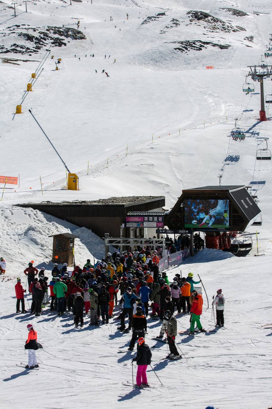 La ocupación hotelera en la estación de esquí se queda bajo mínimos entre semana en un 15% y el sábado y el domingo llega hasta un 30%