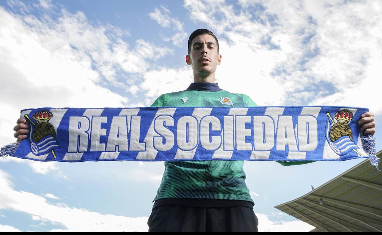 Carlos Fernández extiende la bufanda de la Real Sociedad, el equipo que le incorporó en el pasado mercado de invierno. 