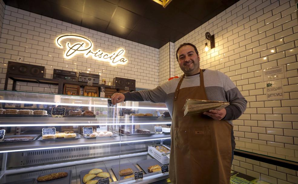 Agustín Rodríguez, en la tienda de alimentación y dulces que ha abierto en Órgiva.