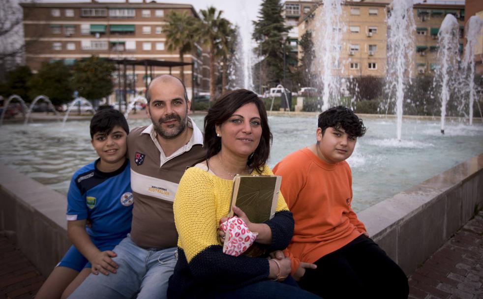 La familia compuesta por Jacob, Vanessa, Jacob junior y Gonzalo, posan en un parque en el Zaidín.