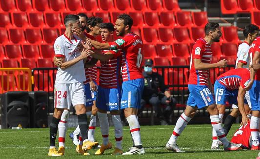 Carlos Fernández visitó el estadio con el Sevilla y tuvo algo de lío. 