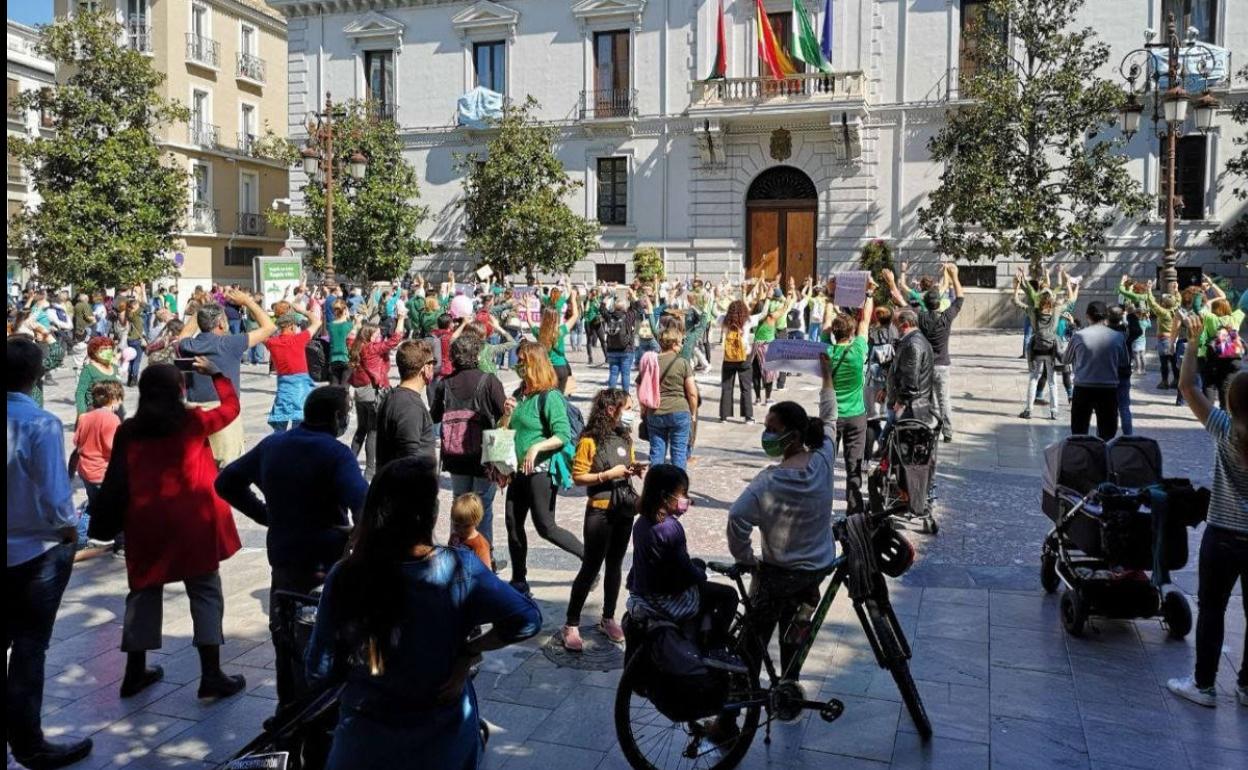 La Plataforma Sí 0-6 Granada se ha movilizado este mediodía.