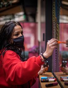 Imagen secundaria 2 - Escapar con arte: la granadina que cambió las copas por los rotuladores